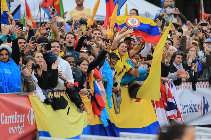 ナイロ・キンタナの健闘を讃えるコロンビアのサポーターたち
