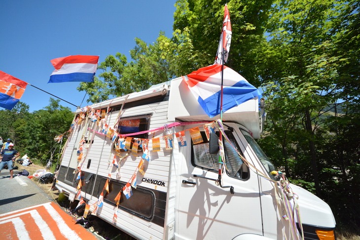 オランダトリコロールに彩られたキャンピングカー
