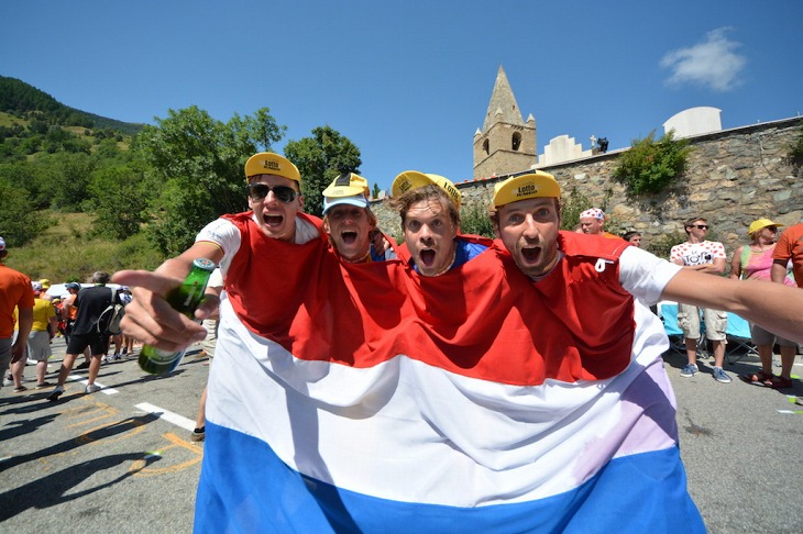 オランダ国旗の中に4人が入っている。裏から見てもオランダだ。ひいきはヘーシンク？