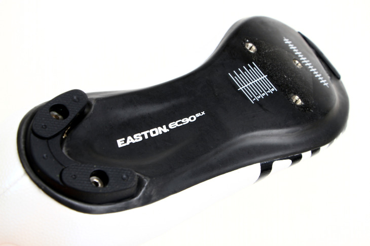 軽量かつ高剛性のイーストン社EC90カーボン製のアウターソールは、ペダリングパワーをダイレクトにペダルへ伝える