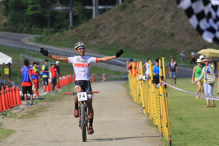 後続を大きく引き離して独走勝利を決めた山本幸平(トレックファクトリーレーシング)