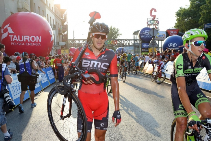 落車に巻き込まれたマークス・ブルグハート(ドイツ、BMCレーシング)がバイクを担ぐ