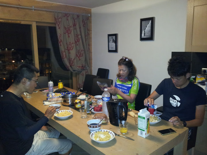当日の朝、4時に起きて朝食