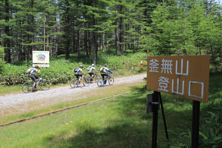 釜無山の登山口から、1時間のロングダウンヒルへ出発