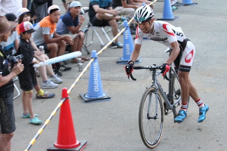 観客の前で華麗なディスマウントを披露する斉藤亮選手(ブリヂストンアンカー)