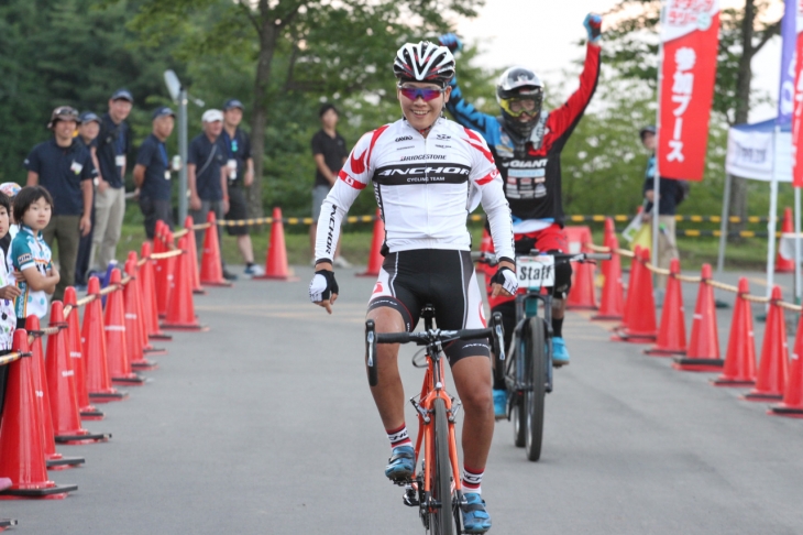 ガチな走りでぶっちぎりの独走優勝を飾ってみせたのは沢田時選手(ブリヂストンアンカー)