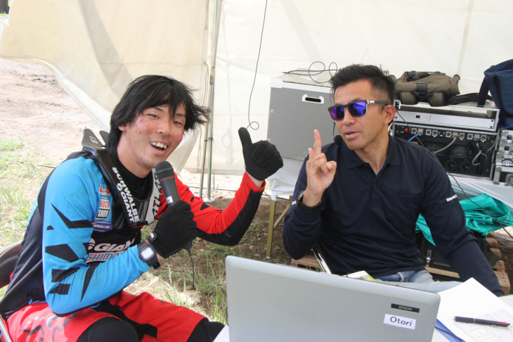 グラヴィティ系種目を実況ブースでMCアリ―さんと浅野善亮選手(TeamGIANT)を発見