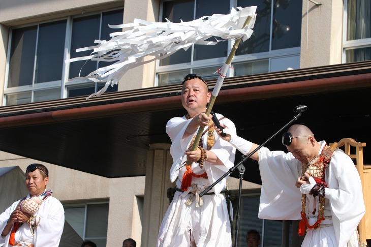 開会式では山伏さんによる祈祷も行われる