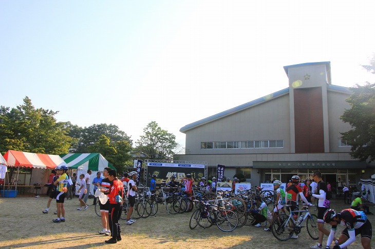 受付となる体育館の周りに沢山人が集まります