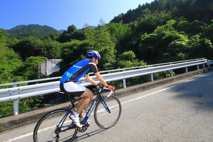 琴川の滝を横目に見つつ登っていきます