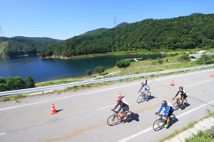 乙女湖を見ながら下山地点へと向かいます