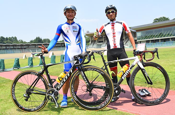 ロードバイクで出場した江川樹一郎さん(右)と佐藤秀和さん