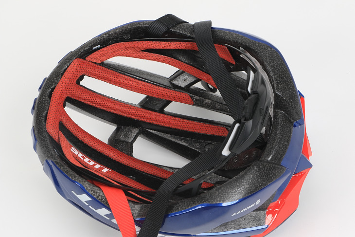帽体の内部は溝が設けられており、ヘルメット内部に熱が滞留することが少ない