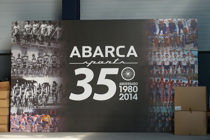モビスターの母体となるアバラカスポーツは今年で35周年を迎え、倉庫内には記念ボードが飾られていた