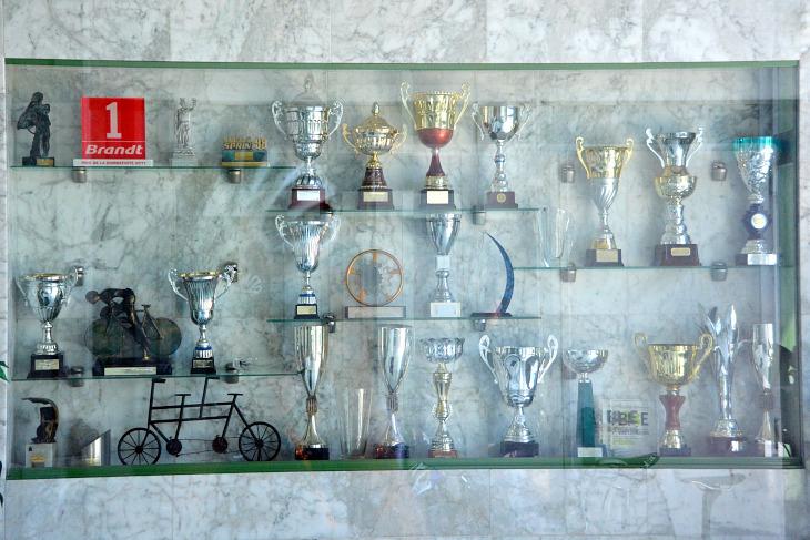 アバラカスポーツの本社には35年にわたる栄光の歴史を示すトロフィーが数多く並べられている