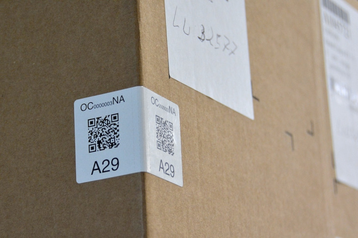 出荷専用のダンボールにもQRコードがラベリングされており、在庫から出荷まで管理される