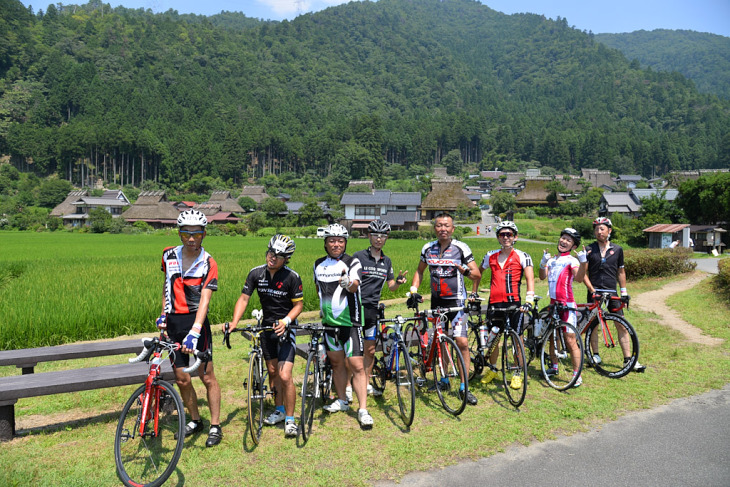 美山といえばかやぶきの里。通りかかる参加者たちは記念撮影