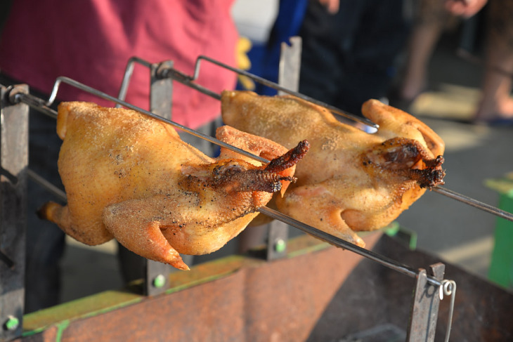 サイクルフェアで振舞われる地鶏燻製の丸焼き
