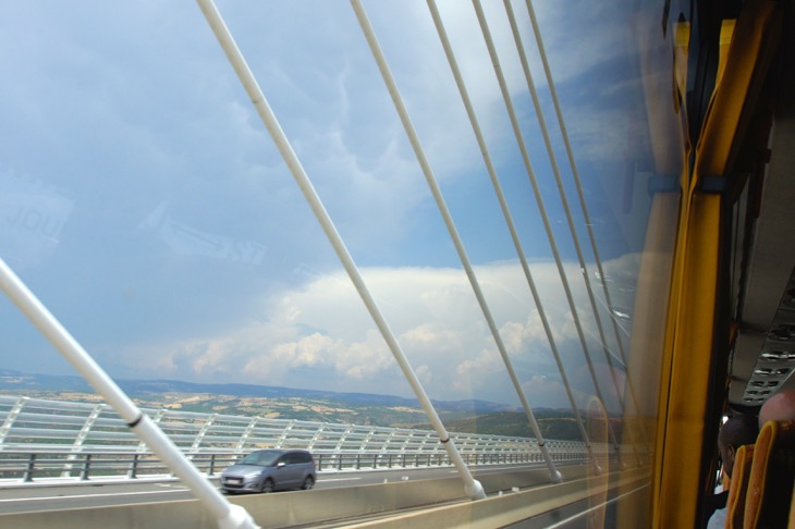 バスでミヨー橋を通過！　空を飛んでいるかのような高度感でした