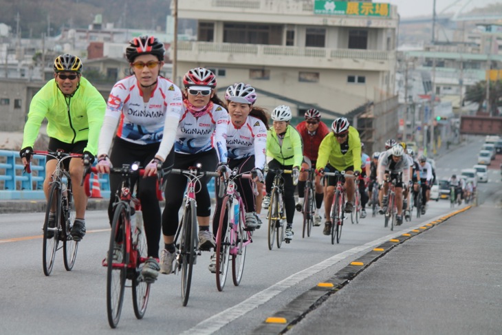 本島一周サイクリングを走る参加者たち。台湾からの参加者も多い