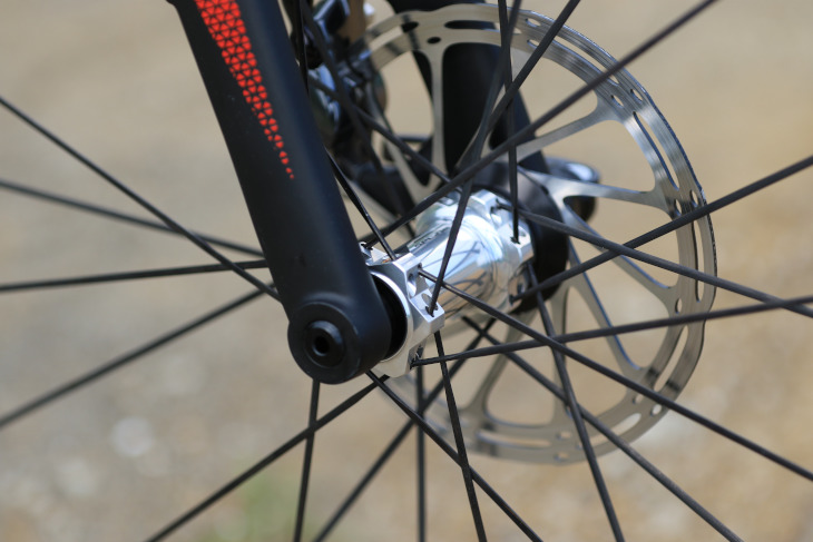 フロントはMTBで主流の15x100mm規格のスルーアクスルとした