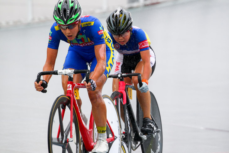 女子ポイントレース決勝　1位上野みなみ（青森・鹿屋体育大院）、2位細谷夢菜（埼玉・浦和工高）が逃げる