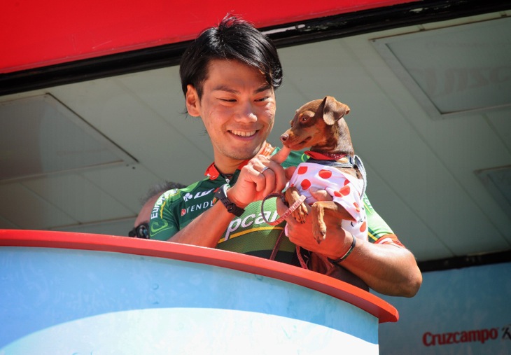 小輪(コリン)とスタート台に上がる新城幸也(ユーロップカー)