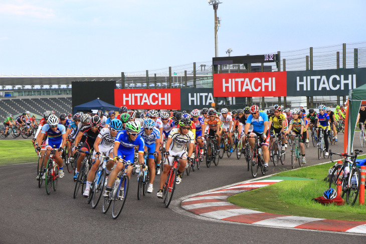 2時間エンデューロはコース上の車列が途切れることはなかった