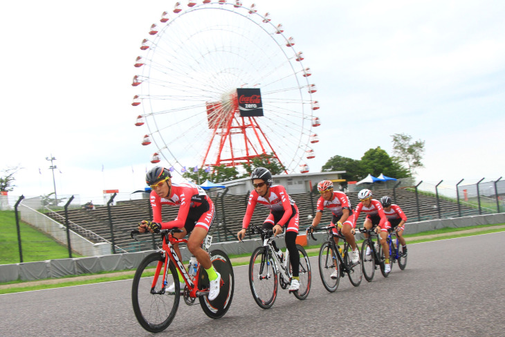 キレイな車列を組みタイムを削る