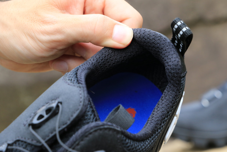 シュース内部にはクッション材が多く用いられているため、スニーカーに近い履き心地となっている