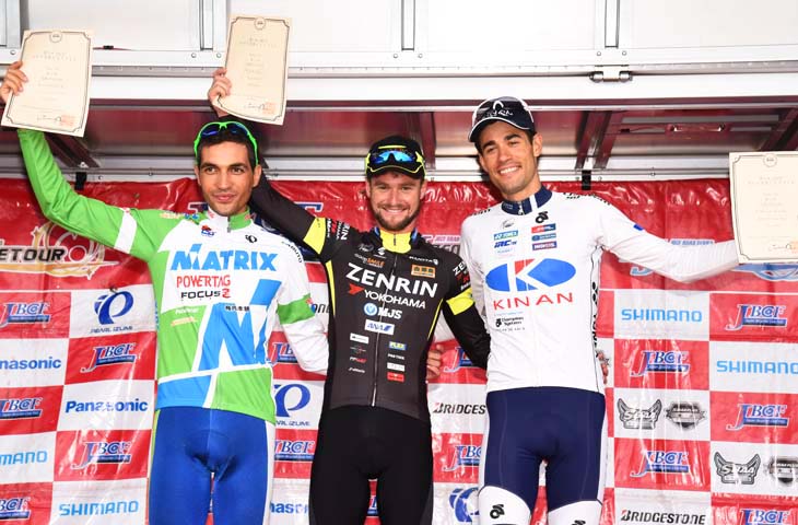 JPT表彰式 優勝はオスカル・プジョル(チーム右京)
