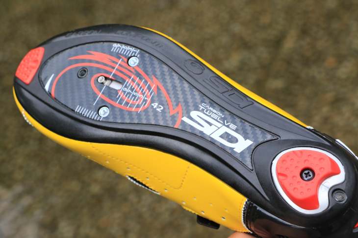 カーボンを囲むように樹脂が配置されたTWELVE CARBON SOLEは、踏力に負けない剛性としなやささをバランス  型のソール