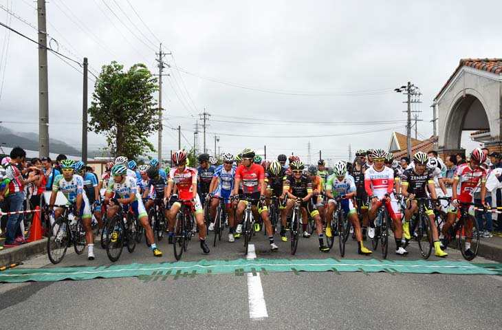 決勝のスタートラインに整列したP1クラスタの選手達