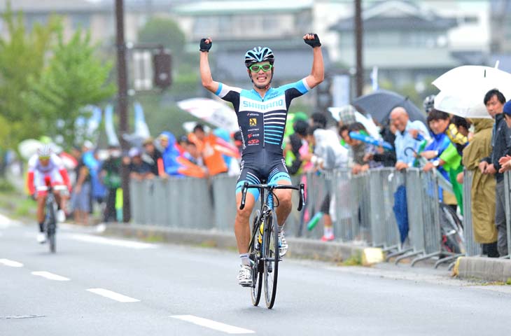 みやだクリテリウムで優勝の入部正太郎（シマノレーシング）