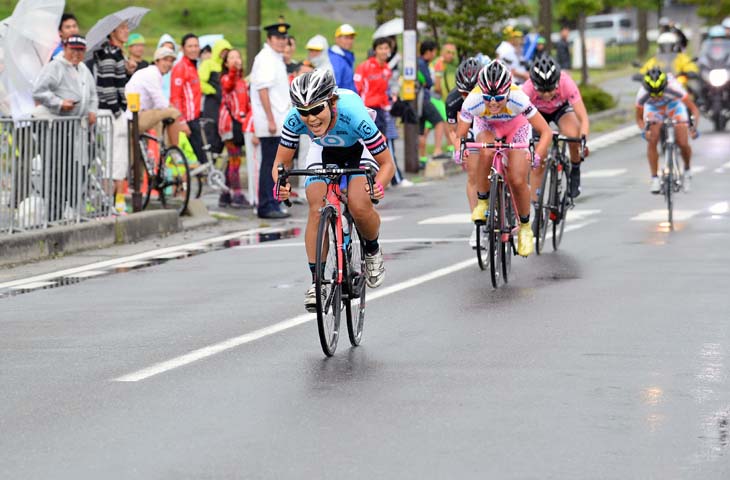 F(女子) 最後のスプリントで前に出る智野真央(Neilpryde-Nanshin Subaru Cycling)