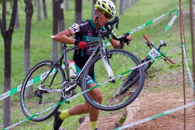 37位でフィニッシュした金子楓（SNEL CYCLOCROSS TEAM）