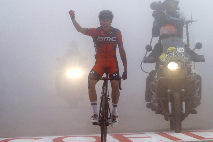 濃霧のゴールに飛び込むアレッサンドロ・デマルキ（イタリア、BMCレーシング）
