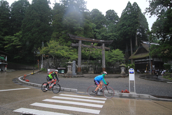 戸隠神社の大鳥居前のテクニカルな直角コーナー