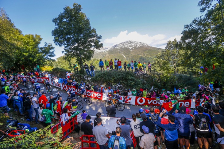 観衆に湧く超級山岳アルト・エルミタ・デ・アルバ