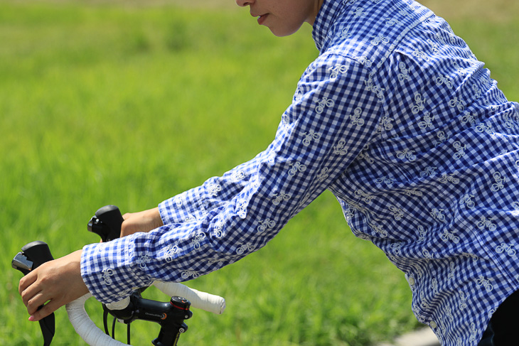 袖は腕を伸ばした際にちょうどいい長さに設定され、サイクリングに最適に仕立てられている。