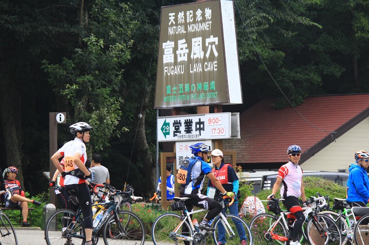 天然記念物の富岳風穴がエイドステーションに