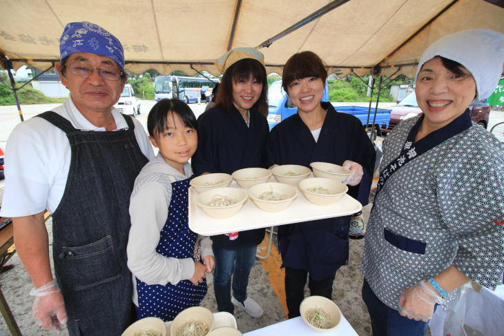 朝4時から蕎麦を打ってくれるボランティアの皆さん