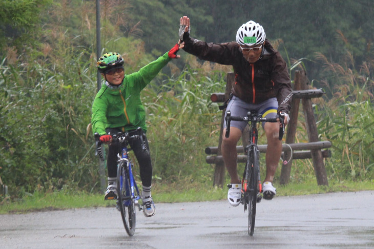 お父さんとゴール!なんと10歳の小学生で、初めて100kmを走ったという