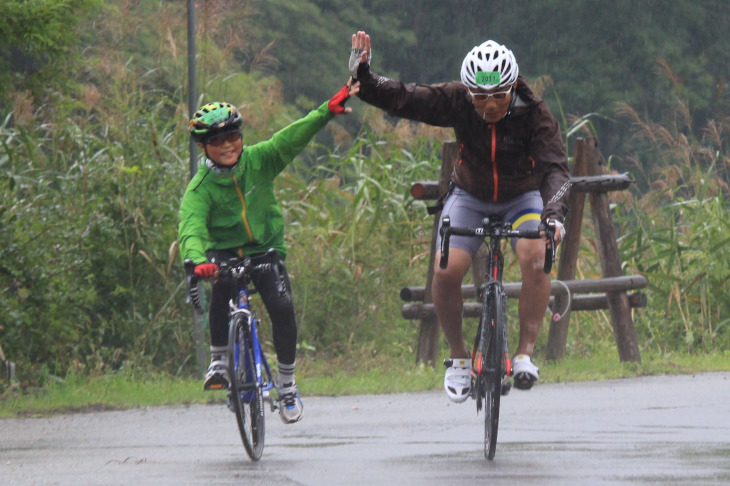 お父さんとゴール！なんと10歳の小学生で、初めて100kmを走ったという