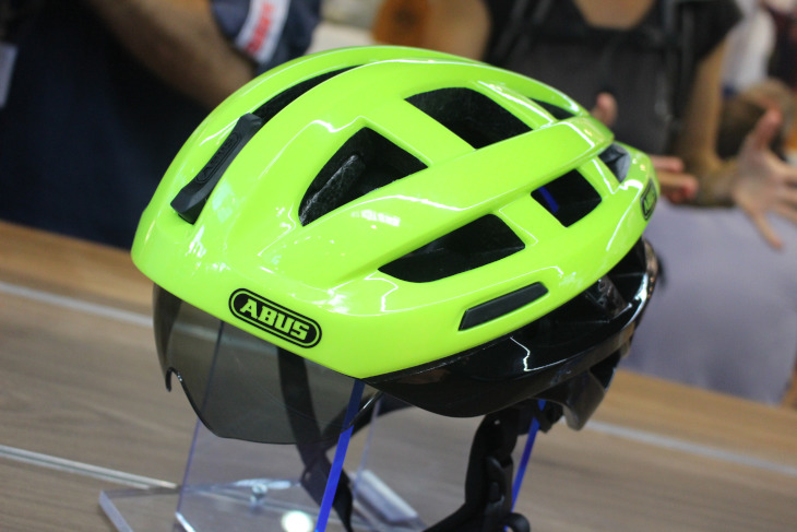 ABUS初のレーシングヘルメットIn-Vizz