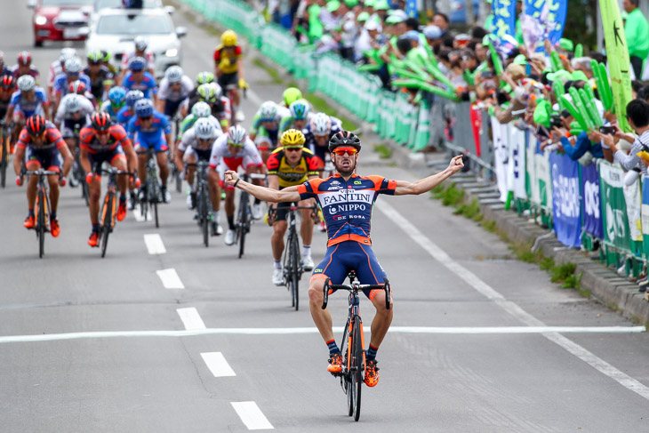 リカルド・スタキオッティ(NIPPOヴィーニファンティーニ)が集団を抑えて優勝