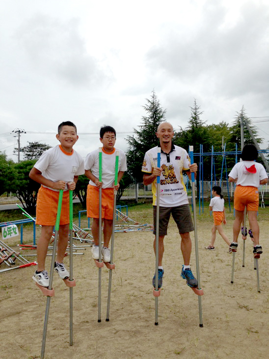 震災復興のため、母校での校内トライアスロン大会。自転車を竹馬に置き換えて実施した