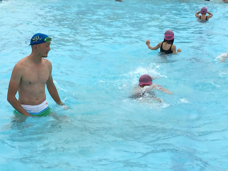 震災復興のため、母校で水泳教室を行う西内洋行