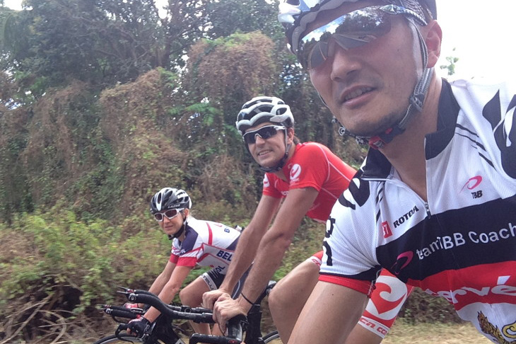 海外選手とのレース翌日のバイクライド。西内はこうして選手間の交流を図っている