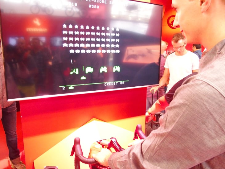 スラムは無線変速の容易さをインベーダーゲームでアピール。名古屋撃ちをキメてきましたよ!